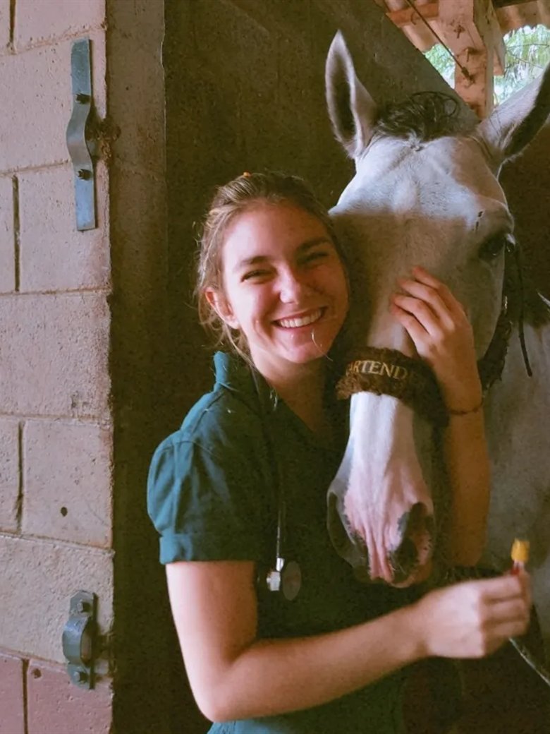 Dra. Rafaella Brancalhão, médica-veterinária, em atendimento no consultório